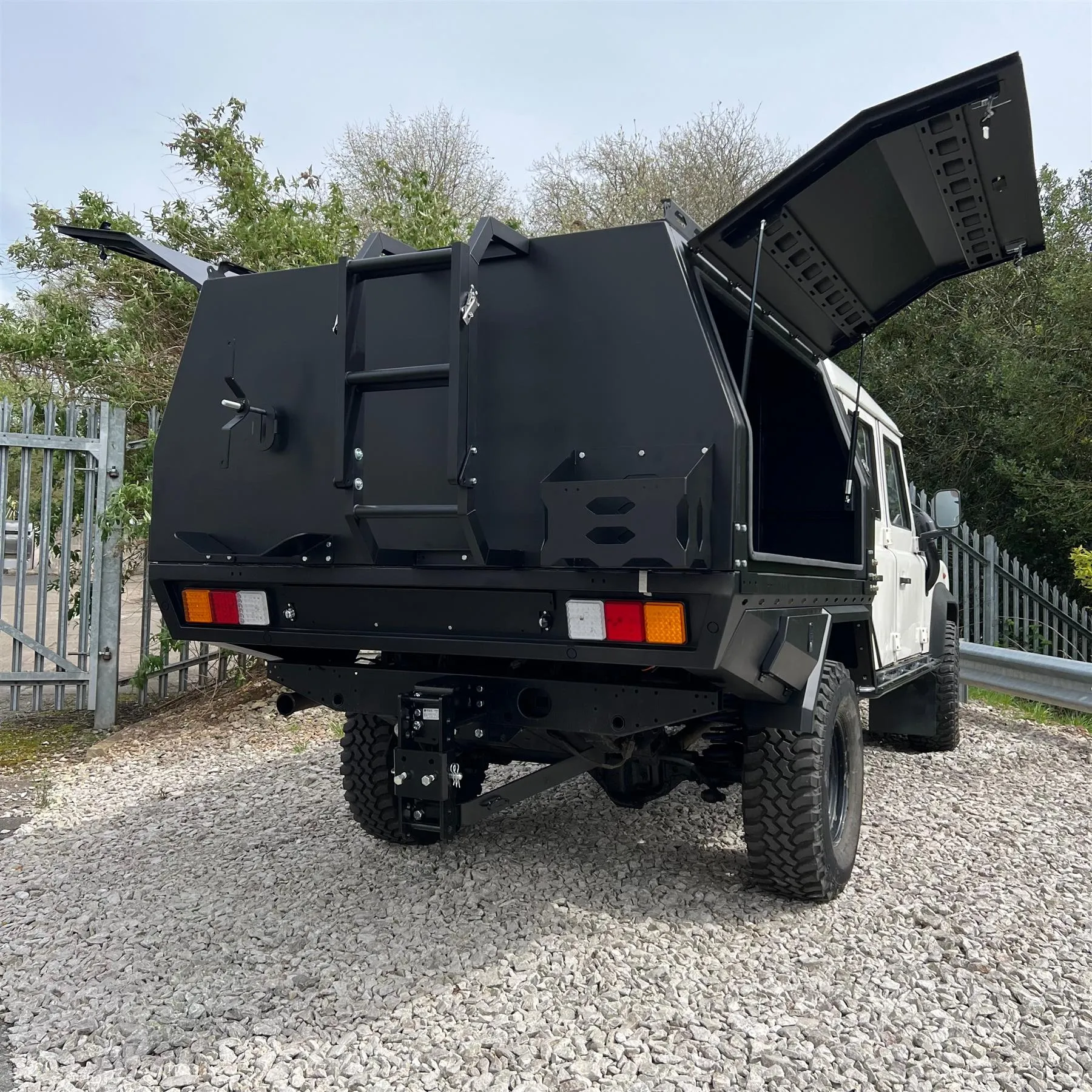 Expedition Multifunctional Pickup Canopy Camping Pod Integrated Fuel Water Tanks